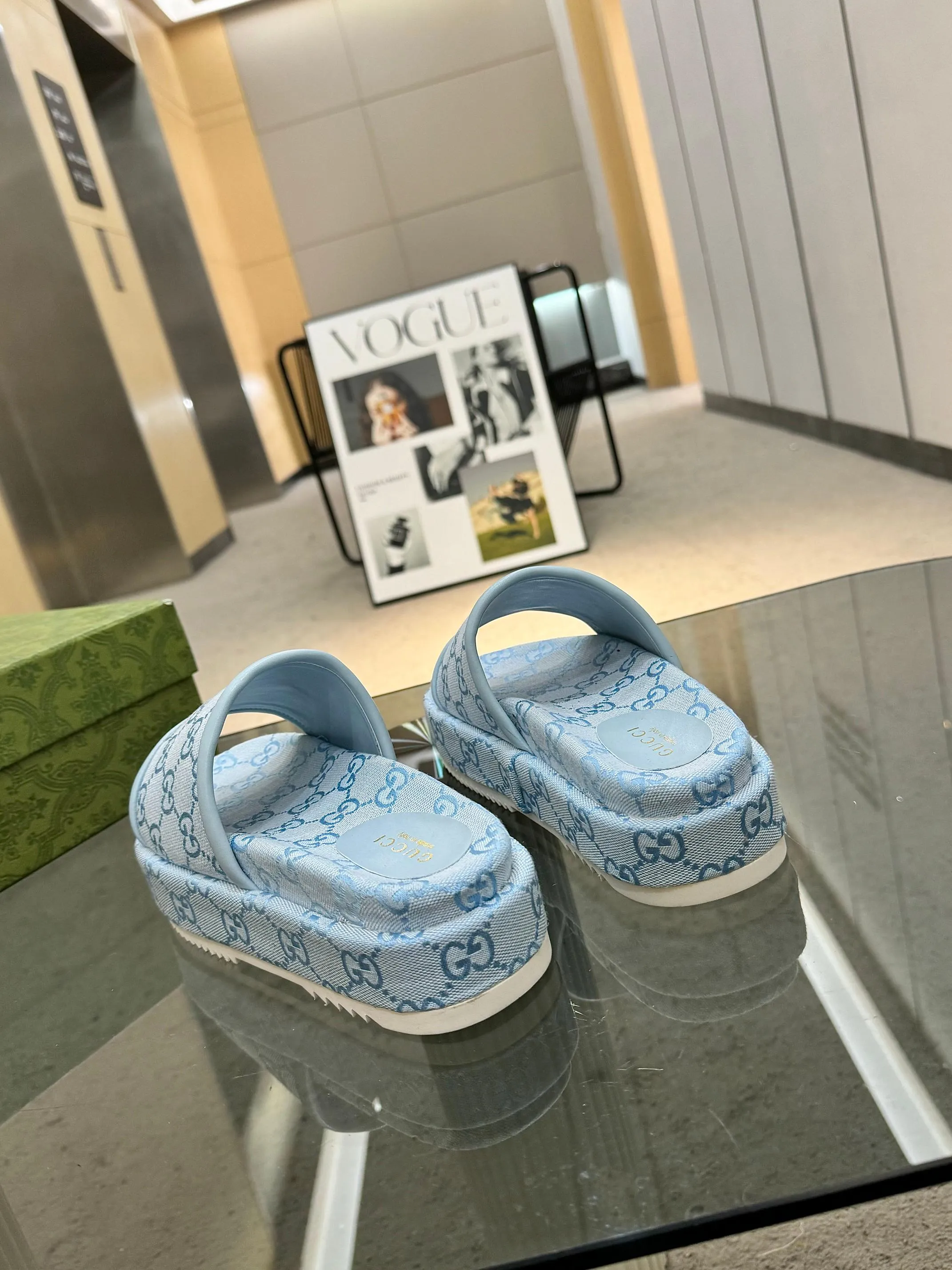 👟👟Ex-factory price 440👟👟 Gucci’s latest limited edition thick-soled slippers. Top quality for sale. Purchase genuine product for development. The material and workmanship are consistent with the original. Upper: original special printing process. Lining: dyed sheepskin. Outsole: Italian private model outsole. Size: 35-43M standard size. 41, 42, 43 are also customized and cannot be returned. Sole thickness: 5.5cm. Forefoot 4cm.